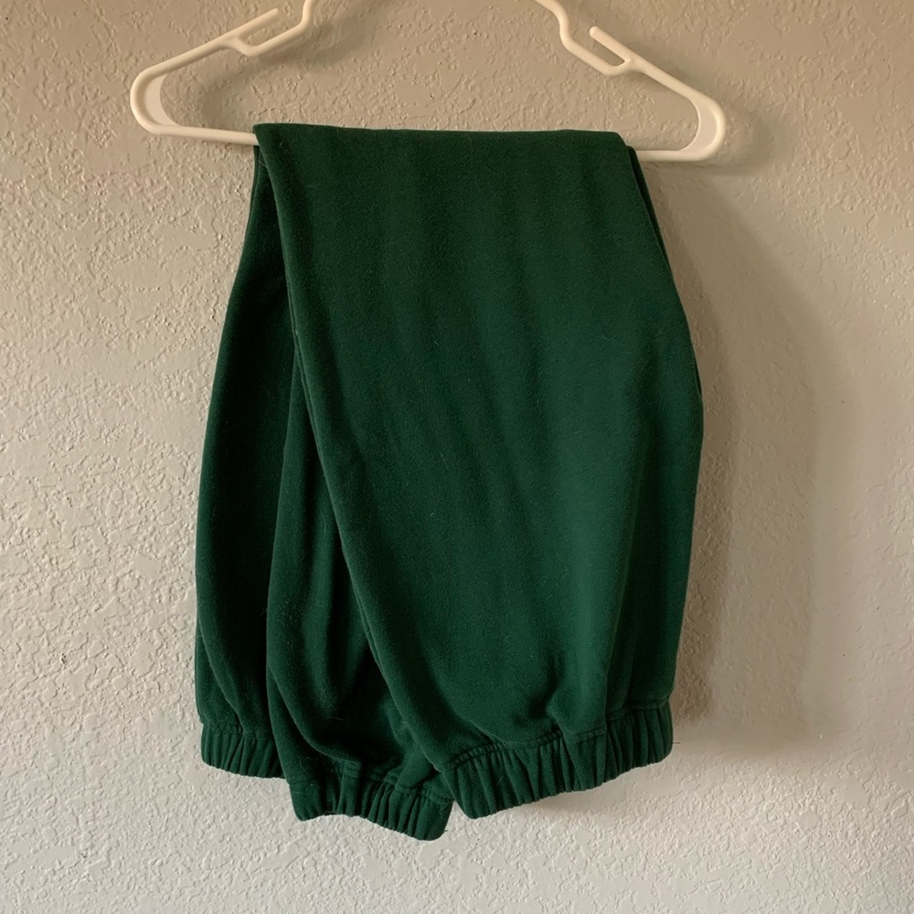 Grey bandit, Green sweatpants